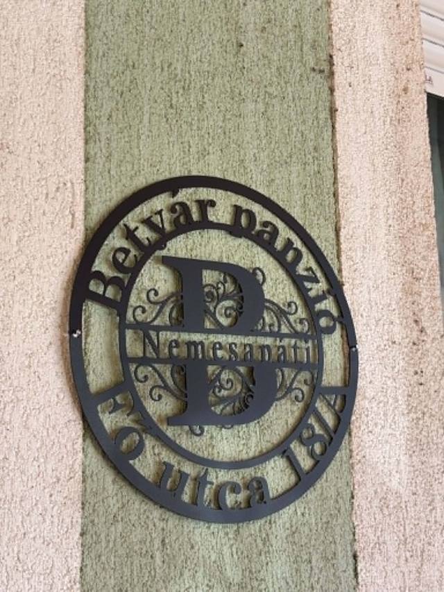 A Betyár Panzió cégtáblája